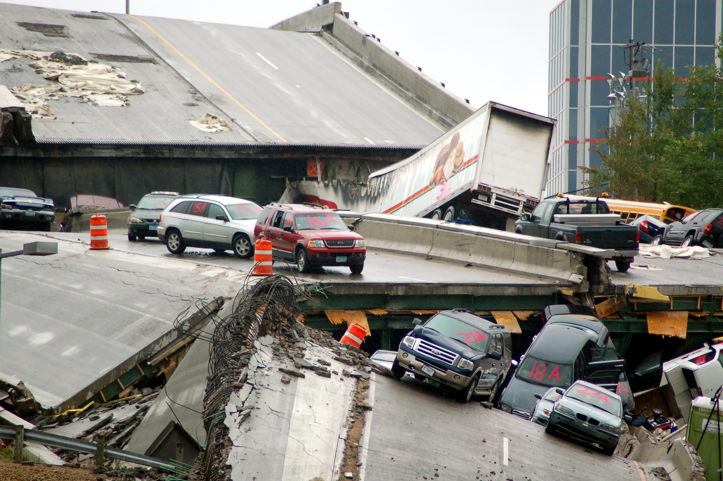 I-35W Mississippi River bridge collapse aftermath I-35W Mississippi River bridge collapse aftermath