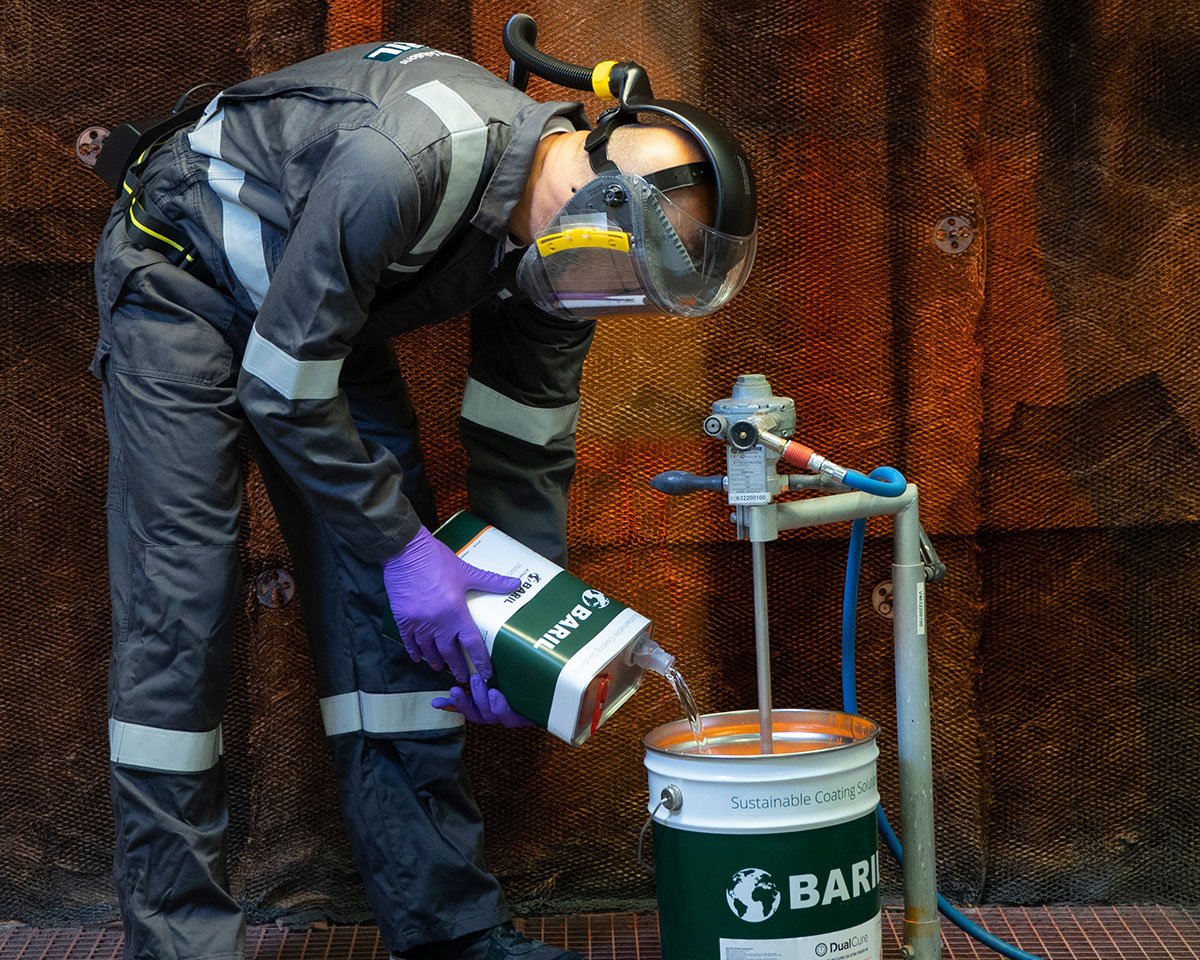 employee filling can with baril product